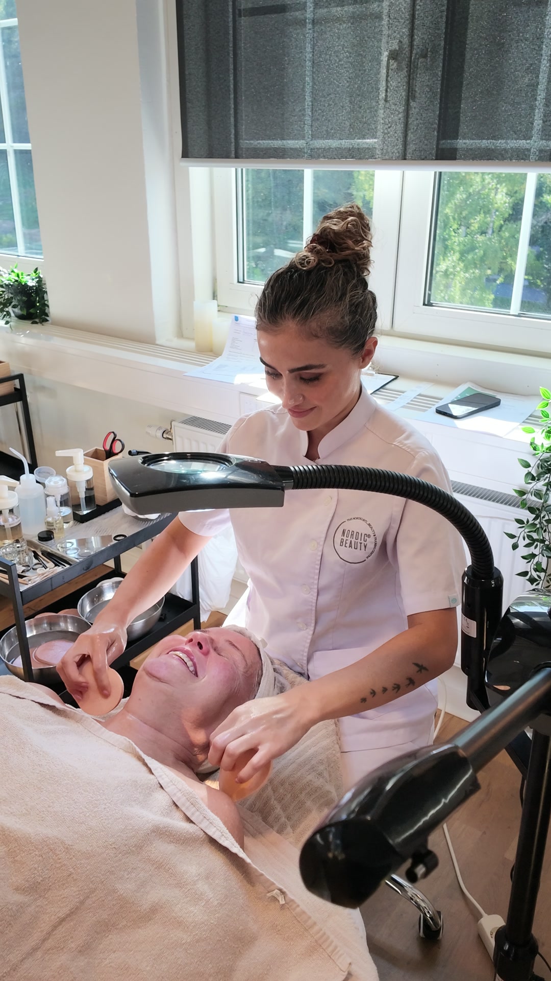 Elev och kund hos Nordic Beauty Academy under skräddarsydd kemisk peeling i Krokslätts fabriker, Göteborg