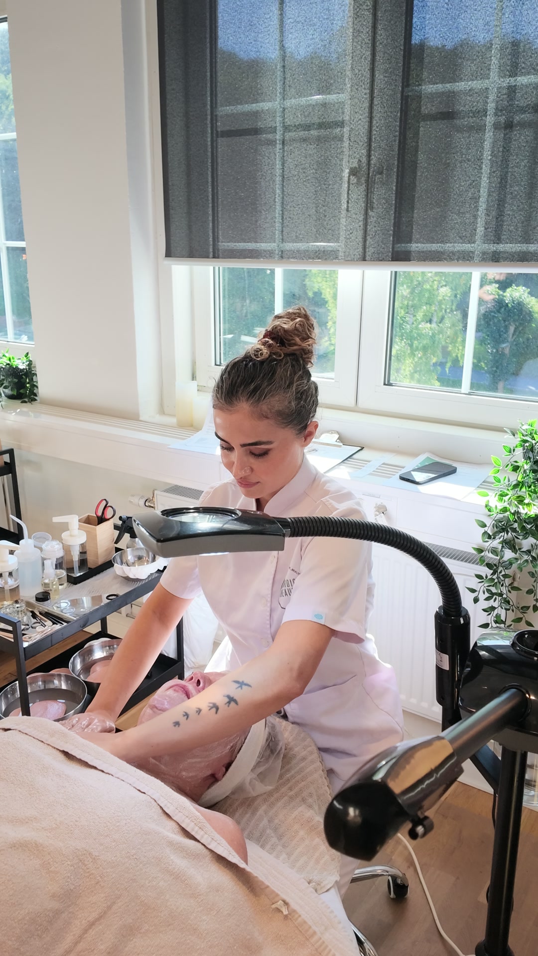 Skräddarsydd kemisk peeling appliceras hos Nordic Beauty Academy i Göteborg under direkt handledning